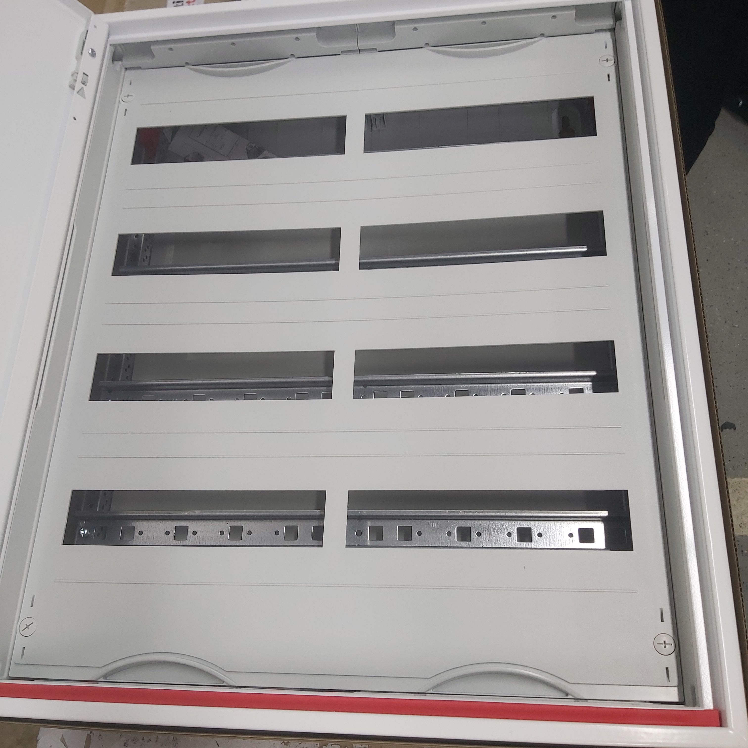 Щит распределительный навесной ABB 96 модулей CA24V 2CPX052185R9999